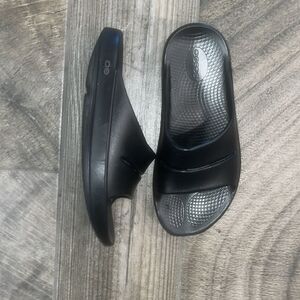 Oofos black flex unisex slides